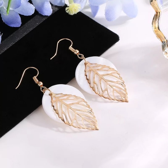 Gold leaf w white circle background drop earrings - Picture 4 of 5